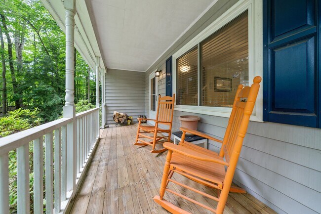 Building Photo - 3 Bedroom, 2 Bath in Hillsborough with Fenced yard! Available in June!