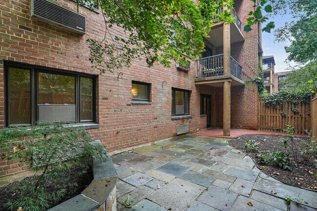 Building Photo - 4114 Davis Pl NW