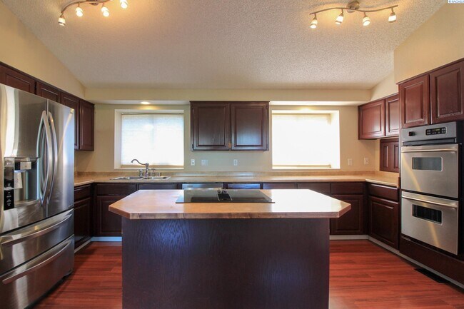 Building Photo - Large 5 Bed/3 Bath Home in Kennewick