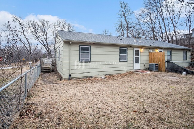 Building Photo - Updated Plattsmouth Duplex!