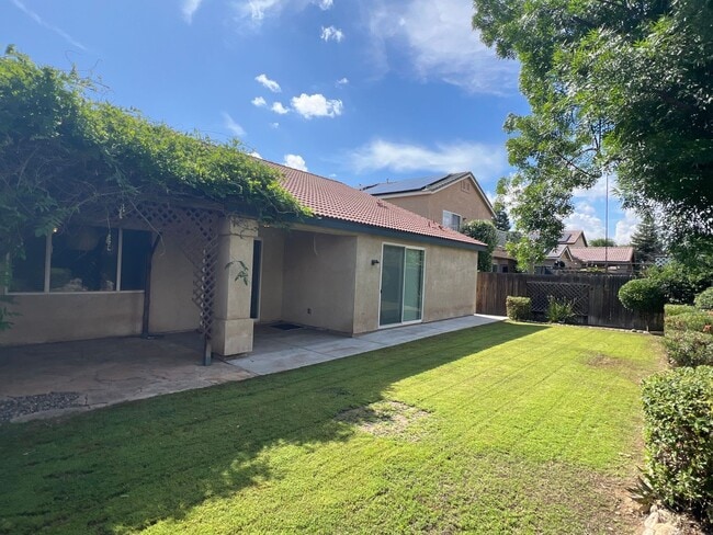 Building Photo - Northwest Bakersfield