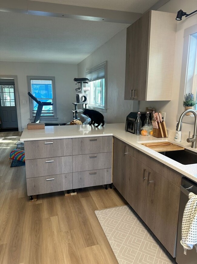 Building Photo - RENOVATED 2 BEDROOM HOME  -  PETS WELCOME ...