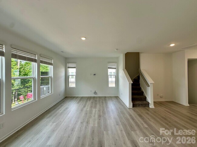 Building Photo - 1556 Blanche St