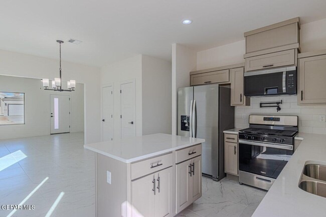 Building Photo - 500 E San Antonio Ave