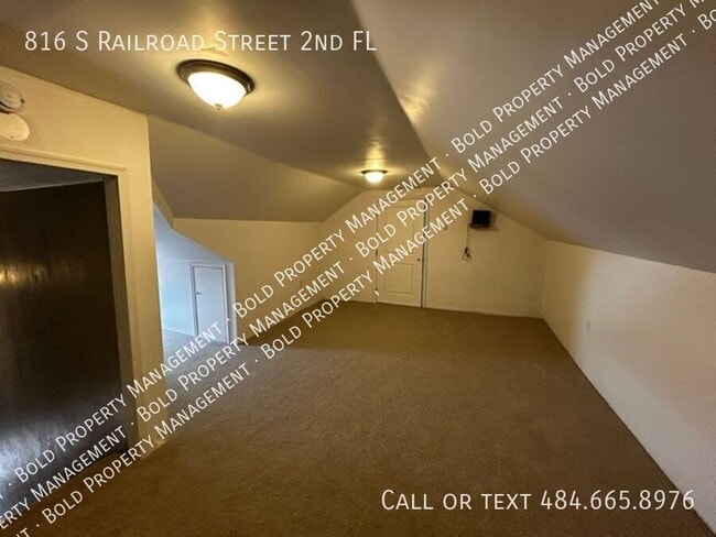 Building Photo - 816 S Railroad St