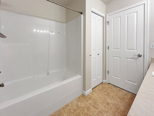 Building Photo - Charming Bothell 4BR Home w/ Bonus, Porch Swing & Private Backyard Awning