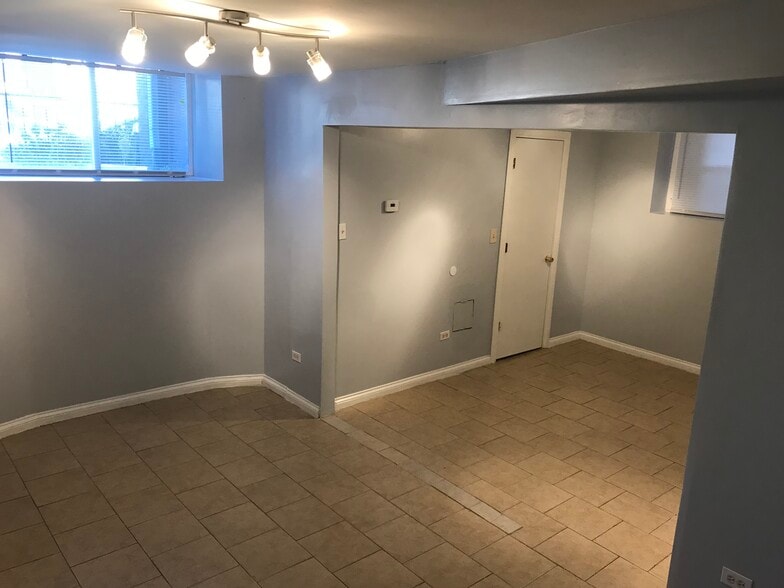 Building Photo - 6117 S Vernon Ave