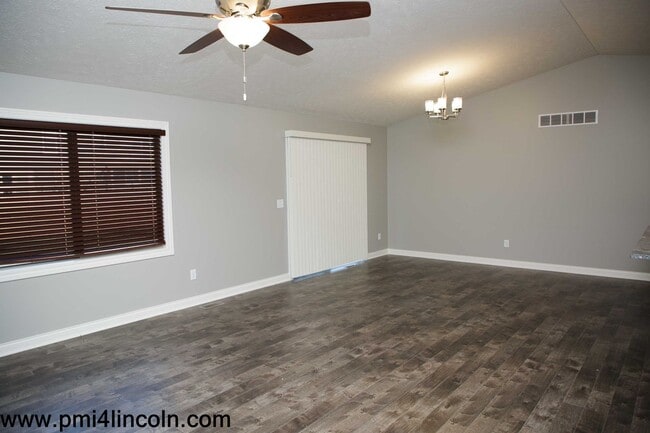 Building Photo - 9800 S 72 St – 5 beds/3 baths/ 3-stall