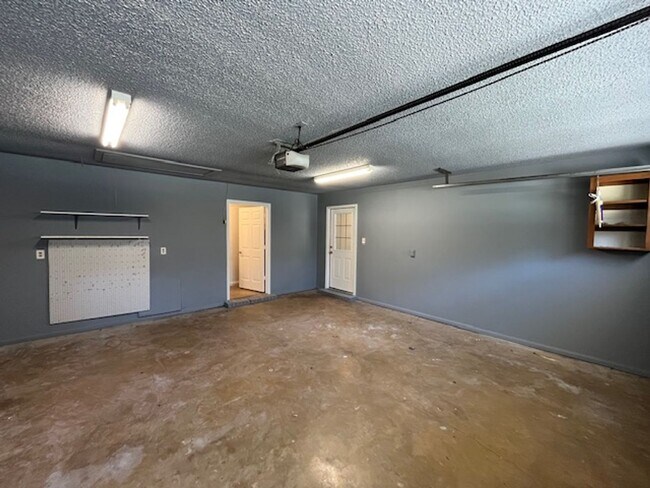 Building Photo - 16 Eastwood Dr