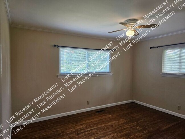Building Photo - Don't Miss this Charming 2 bedroom with Ga...