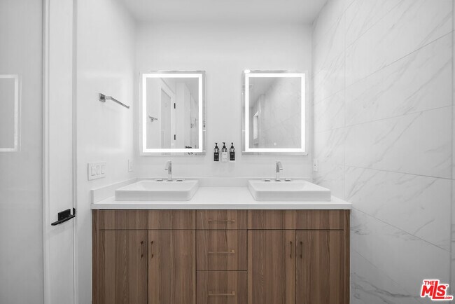 Building Photo - 733 N Gramercy Pl