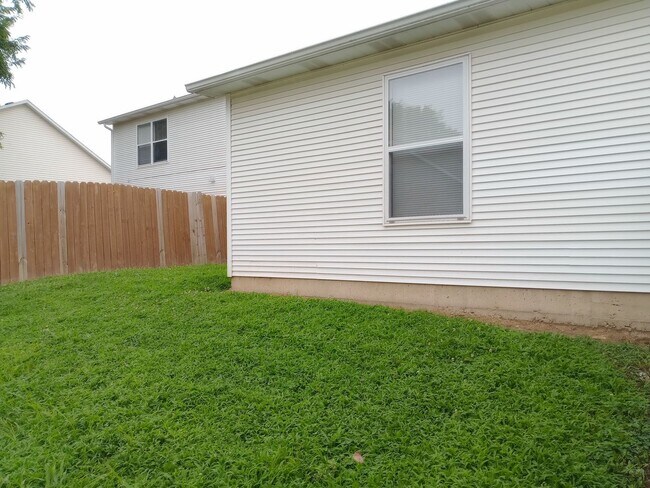 Building Photo - 5013-5015 Carrie Ridge Dr.