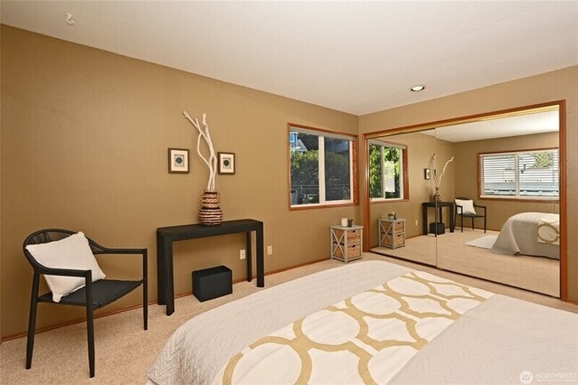 Building Photo - 4226 Beach Dr SW