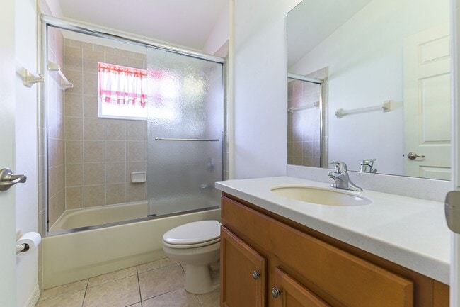 Building Photo - 4 Bed / 3 Bath Unfurnished Family Home wit...