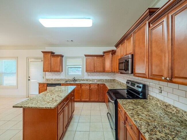 Building Photo - 512 Watercourse Way