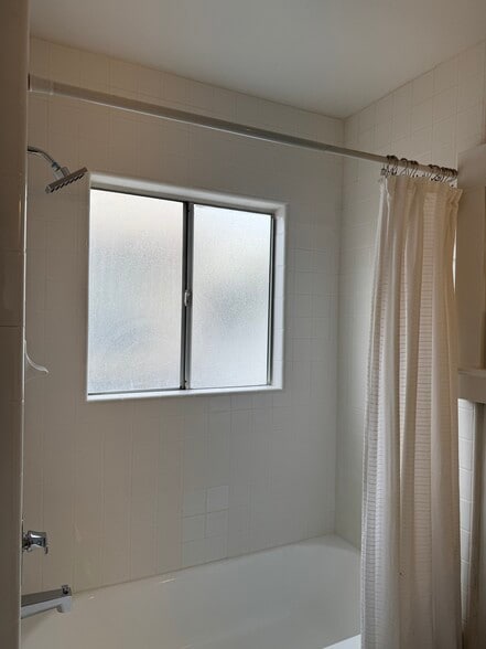 Building Photo - 1653 Bayview Dr