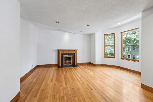 Building Photo - Charming Vintage Second Floor Duplex with In-Unit Laundry in Heart of Oak Park