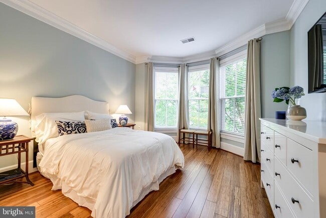 Building Photo - 910 Powhatan St