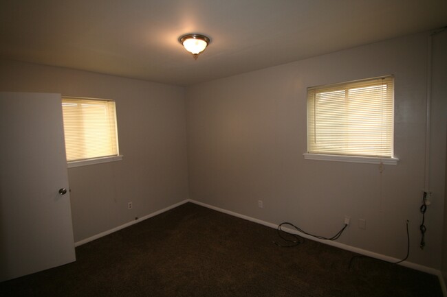 Building Photo - 4 bed- 1 bath!!