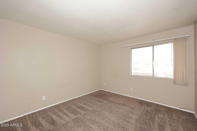 Building Photo - 944 S Valencia