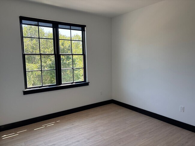 Building Photo - Comfort Meets Convenience – 2-Bedroom Apartment Near the Riverfront
