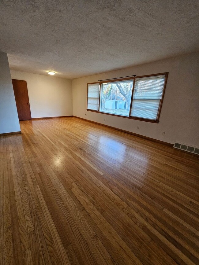 Building Photo - Move-In Special! 1/2 off 1st Month! (3) Bed/(2) Bath + (2) Living Areas Avail NOW!