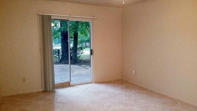 Building Photo - 240 N Forest Dr