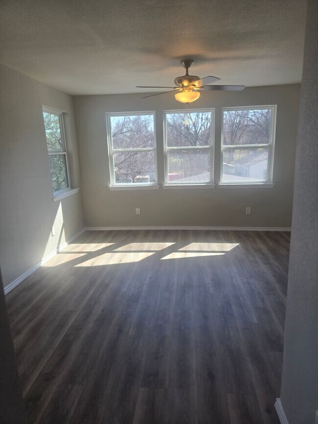 Building Photo - Newly remodeled 4 bedroom 3 full bath two story home located in the heart of Weatherford, TX