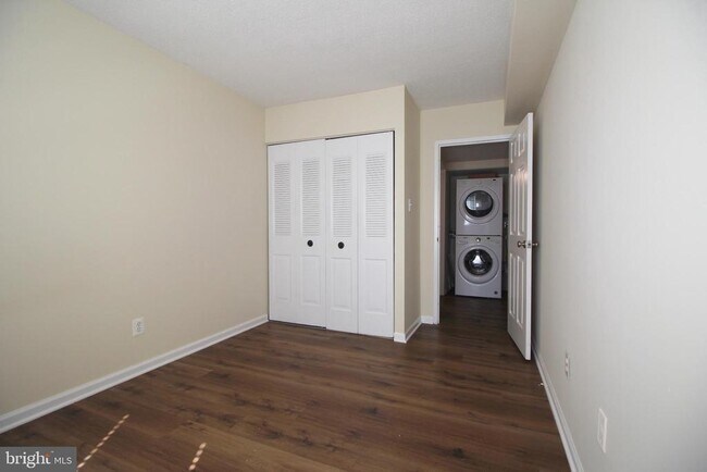 Building Photo - 11615 Stoneview Square