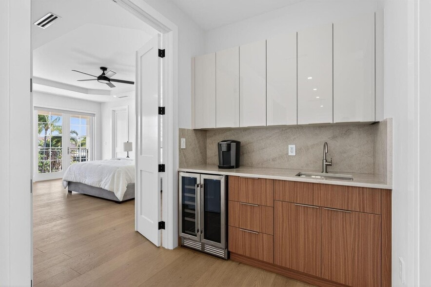 Building Photo - 310 SE 9th Ct