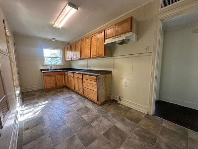 Building Photo - 4008 Beverly Dr