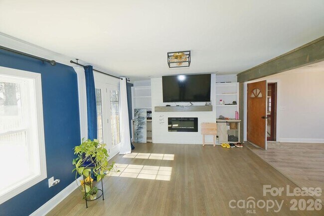 Building Photo - 909 Fisher St