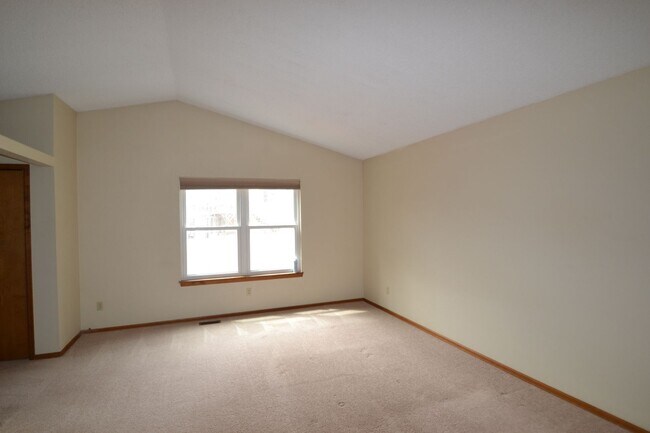 Building Photo - Mountain Shadows 3 Bedroom home with AC