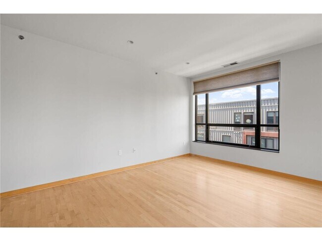 Building Photo - 3116 W Lake St