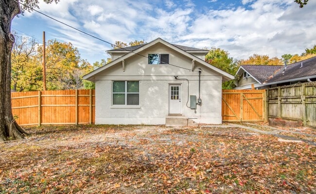 Building Photo - 1825 Young Ave