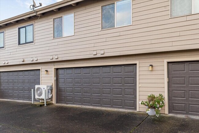 Building Photo - RIVERFRONT CONDO IN LONGVIEW