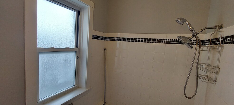 tub/shower - 4700 Lawndale Ave