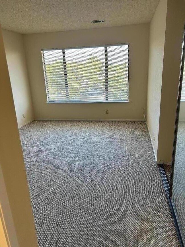 Building Photo - 10 Pyrola Ln