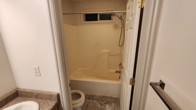 Building Photo - 2 bed 1.5 bath unit in the Meadows