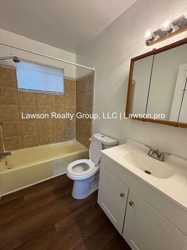 Building Photo - Welton 740-742