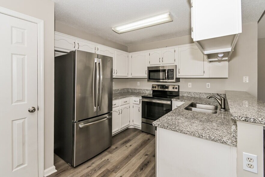 Building Photo - 7550 Roundleaf Dr