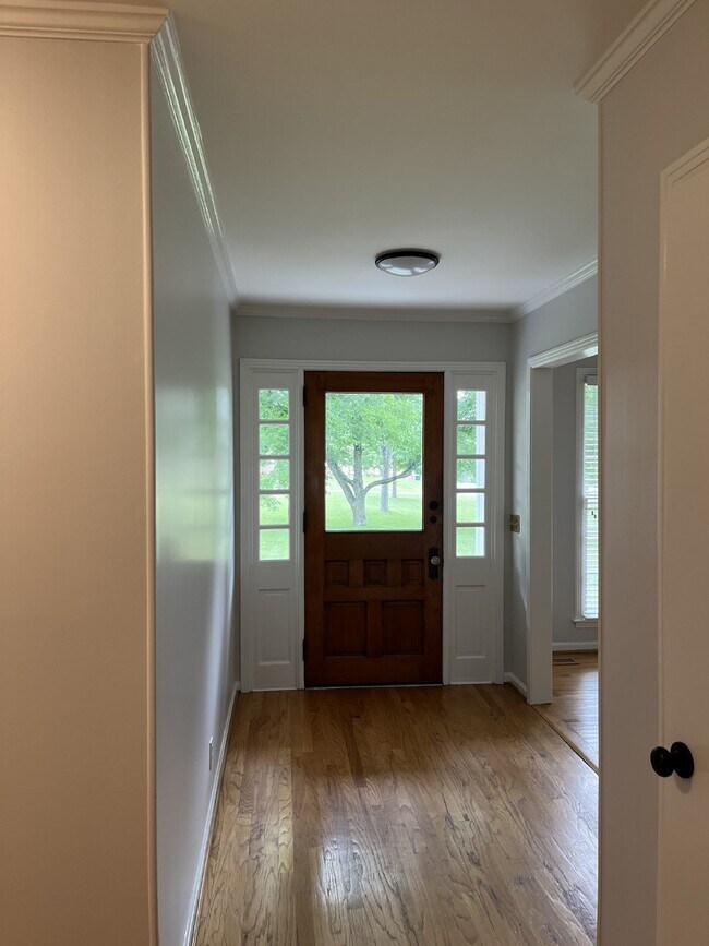 Building Photo - 810 Davis Dr