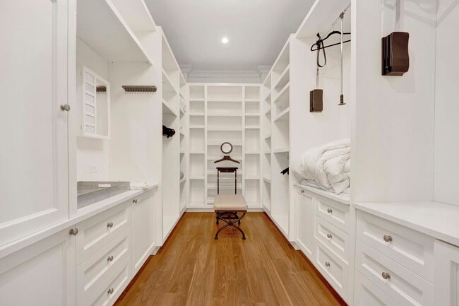 Building Photo - 103 W Chestnut St