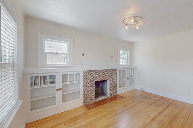 Building Photo - Two Bedroom One Bath home or sweet little ...