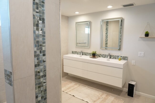 Building Photo - 2412 Clematis St