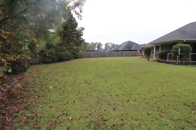 Building Photo - 2105 Hobbit Way