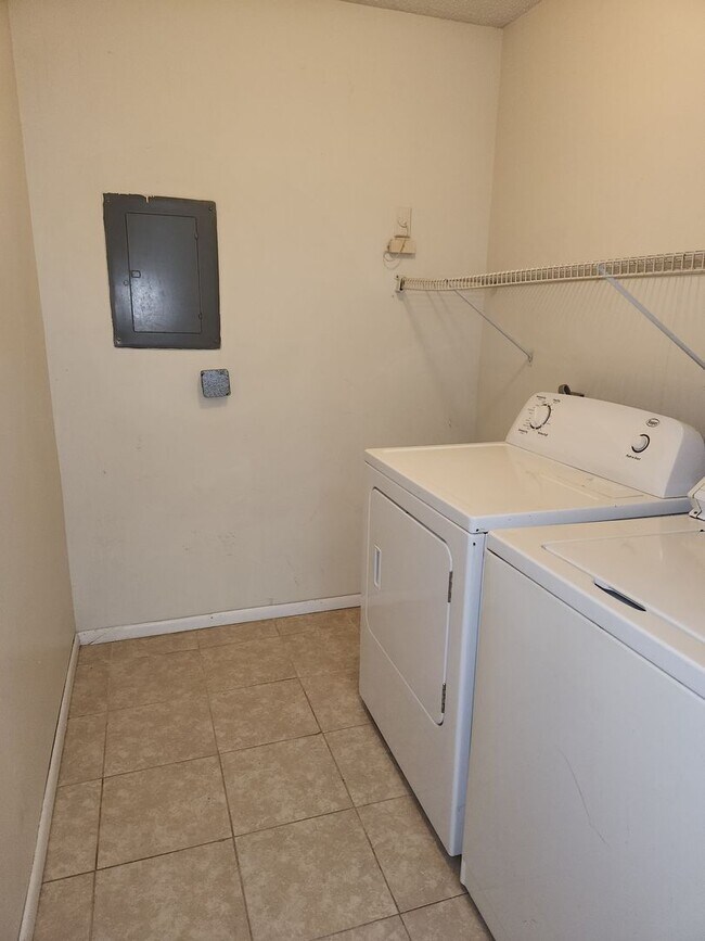 Building Photo - 627 Crows Nest Ct