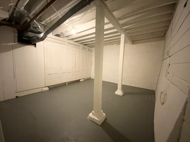 Building Photo - 1BR W/ Large Private Basement Space! HARDWOOD! LAUNDRY ON-SITE!