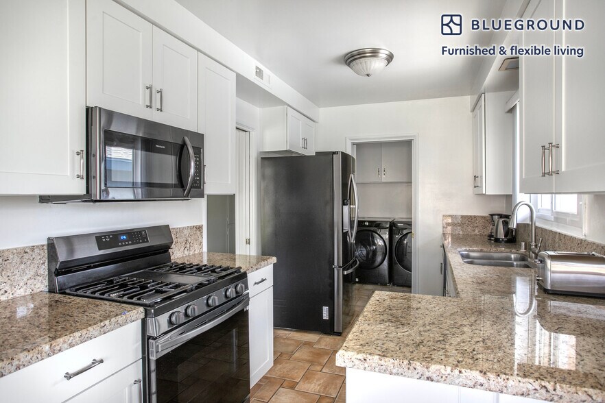 Building Photo - 5402 W 57th St