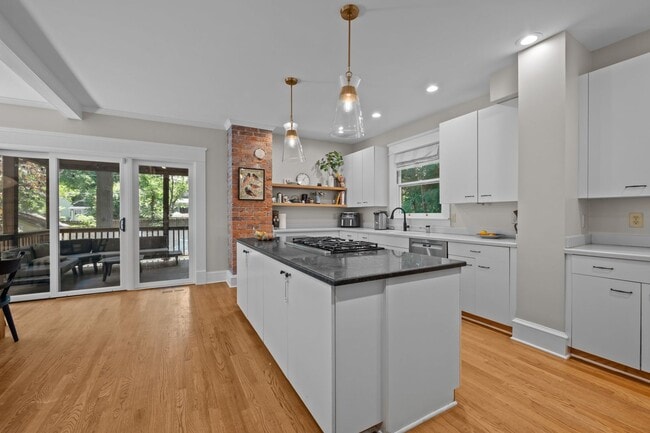 Building Photo - Stunning Historic 4-bedroom home in W Trin...